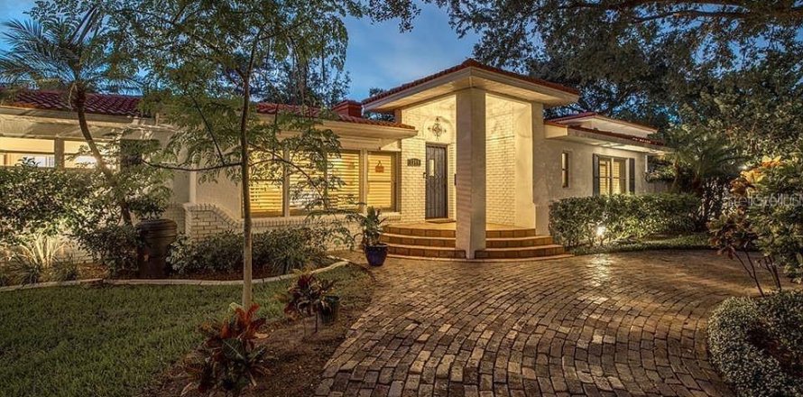 House in Saint Petersburg, Florida 3 bedrooms, 255.48 sq.m. № 1881146