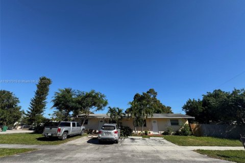 Коммерческая недвижимость в Форт-Лодердейл, Флорида 157.56м2 № 1973726