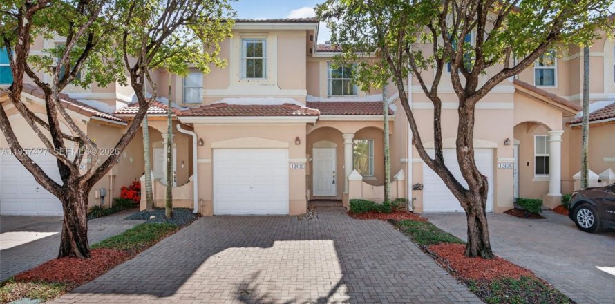 Adosado en Miami, Florida 3 dormitorios, 134.89 m2 № 2011517