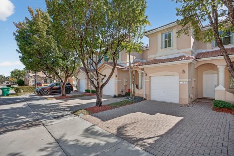 Adosado en venta en Miami, Florida, 3 dormitorios, 134.89 m2 № 2011517 - foto 3