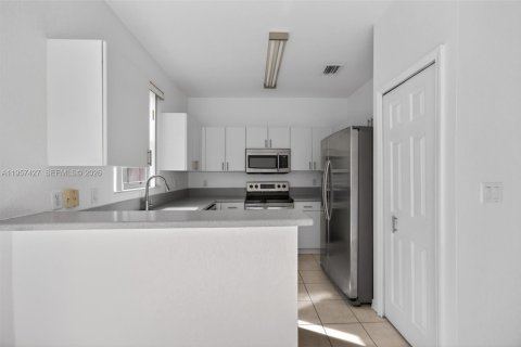 Adosado en venta en Miami, Florida, 3 dormitorios, 134.89 m2 № 2011517 - foto 11