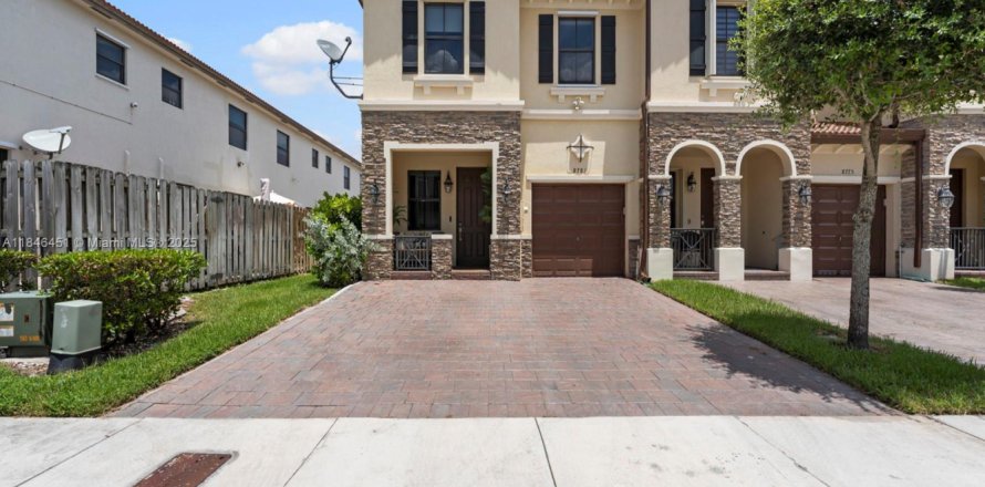 Touwnhouse à Doral, Floride 4 chambres, 169.18 m2 № 1846244