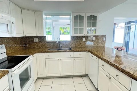 Villa ou maison à louer à Miami, Floride: 3 chambres, 150.41 m2 № 2037944 - photo 4