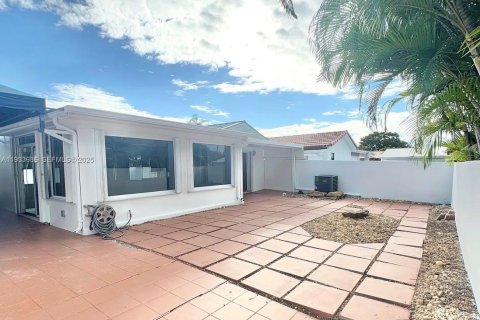 Villa ou maison à louer à Miami, Floride: 3 chambres, 150.41 m2 № 2037944 - photo 10