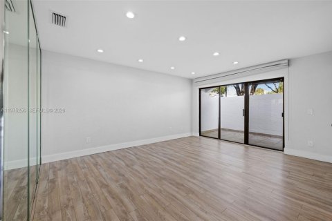 Townhouse in Aventura, Florida 2 bedrooms, 118.17 sq.m. № 2036218 - photo 10