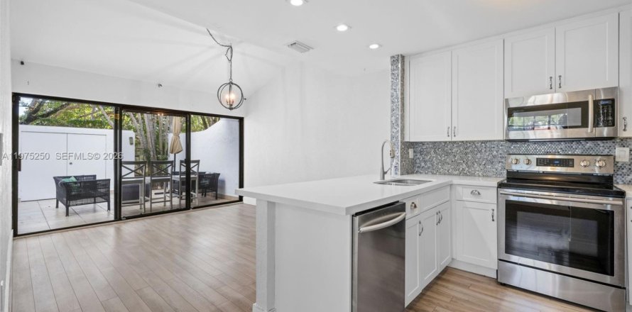 Townhouse in Aventura, Florida 2 bedrooms, 118.17 sq.m. № 2036218