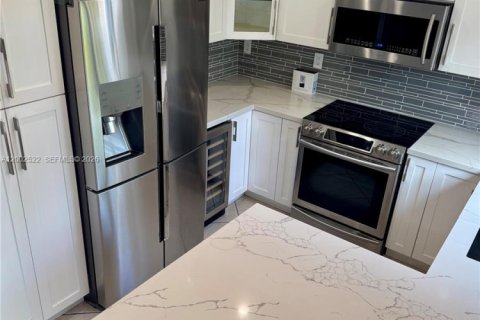 Townhouse in Miami, Florida 4 bedrooms, 172.05 sq.m. № 2067893 - photo 9