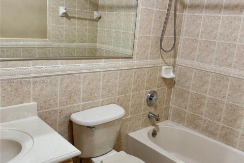 Townhouse in Miami, Florida 4 bedrooms, 172.05 sq.m. № 2067893 - photo 14