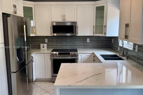 Townhouse in Miami, Florida 4 bedrooms, 172.05 sq.m. № 2067893 - photo 7