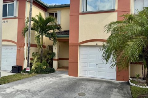 Townhouse in Miami, Florida 4 bedrooms, 172.05 sq.m. № 2067893 - photo 3