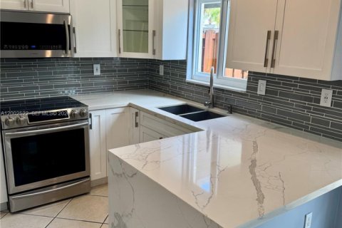 Townhouse in Miami, Florida 4 bedrooms, 172.05 sq.m. № 2067893 - photo 8