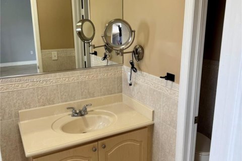 Townhouse in Miami, Florida 4 bedrooms, 172.05 sq.m. № 2067893 - photo 21