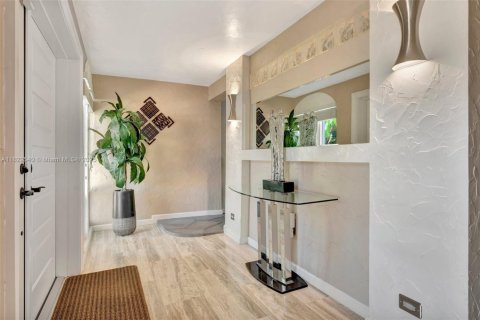 House in Pompano Beach, Florida 3 bedrooms, 202.43 sq.m. № 1790601 - photo 17