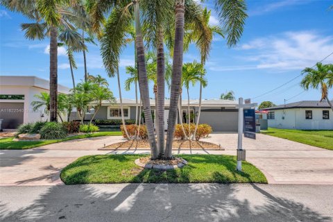 House in Pompano Beach, Florida 3 bedrooms, 202.43 sq.m. № 1790601 - photo 13