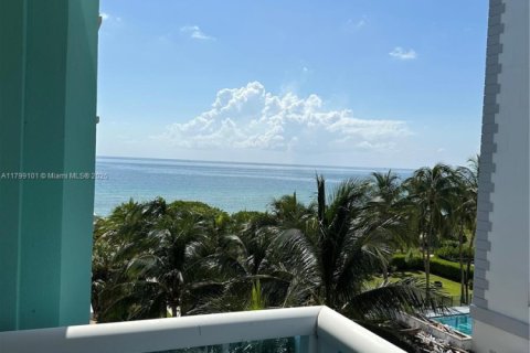 Condominio en alquiler en Surfside, Florida, 2 dormitorios, 86.4 m2 № 1712693 - foto 2