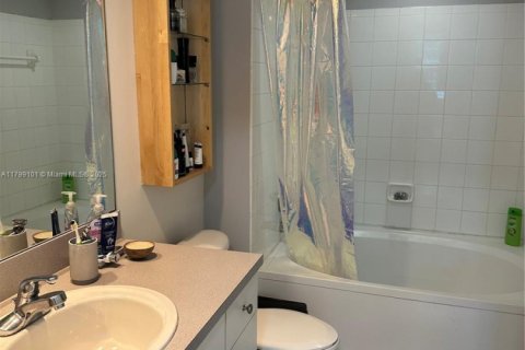 Condominio en alquiler en Surfside, Florida, 2 dormitorios, 86.4 m2 № 1712693 - foto 9
