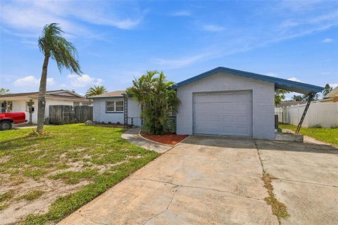 House in Holiday, Florida 3 bedrooms, 119.94 sq.m. № 2354533