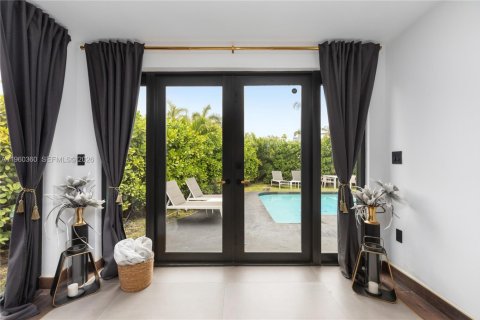 Villa ou maison à vendre à Miami, Floride: 5 chambres, 269.6 m2 № 2024723 - photo 6