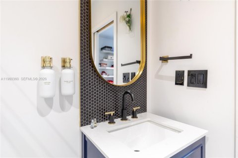 Villa ou maison à vendre à Miami, Floride: 5 chambres, 269.6 m2 № 2024723 - photo 30