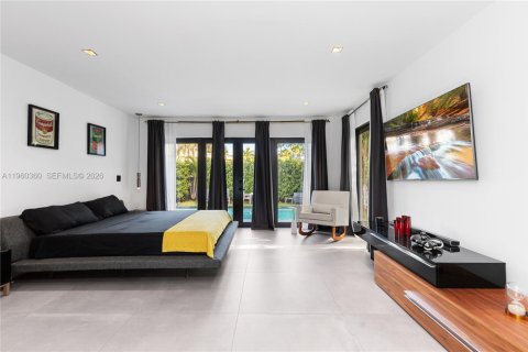 Villa ou maison à vendre à Miami, Floride: 5 chambres, 269.6 m2 № 2024723 - photo 18