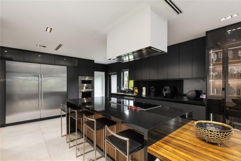 Villa ou maison à vendre à Miami, Floride: 5 chambres, 269.6 m2 № 2024723 - photo 12