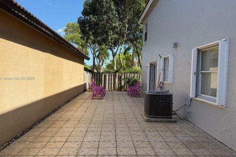 House in Miami, Florida 4 bedrooms, 193.42 sq.m. № 2012276 - photo 22