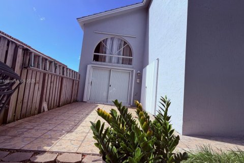 House in Miami, Florida 4 bedrooms, 193.42 sq.m. № 2012276 - photo 23