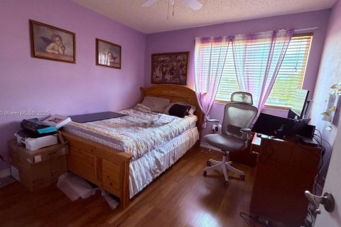 House in Miami, Florida 4 bedrooms, 193.42 sq.m. № 2012276 - photo 15