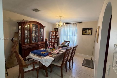 House in Miami, Florida 4 bedrooms, 193.42 sq.m. № 2012276 - photo 3