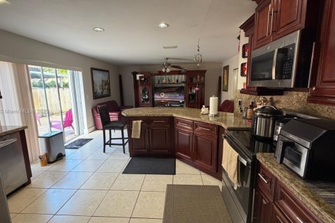 House in Miami, Florida 4 bedrooms, 193.42 sq.m. № 2012276 - photo 5