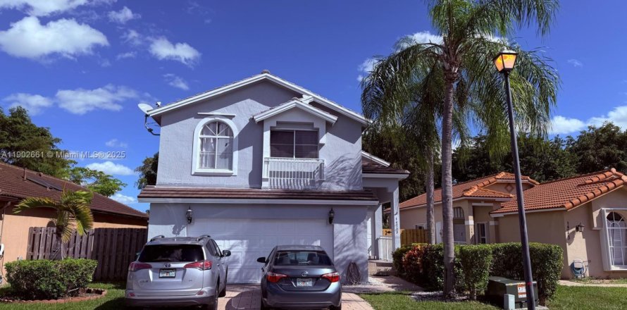 House in Miami, Florida 4 bedrooms, 193.42 sq.m. № 2012276
