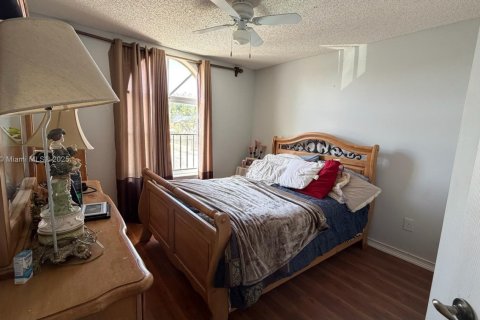 House in Miami, Florida 4 bedrooms, 193.42 sq.m. № 2012276 - photo 14