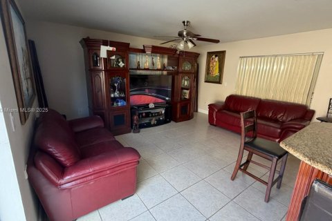 House in Miami, Florida 4 bedrooms, 193.42 sq.m. № 2012276 - photo 8
