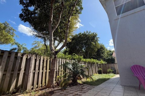 House in Miami, Florida 4 bedrooms, 193.42 sq.m. № 2012276 - photo 20