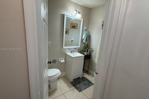 House in Miami, Florida 4 bedrooms, 193.42 sq.m. № 2012276 - photo 9