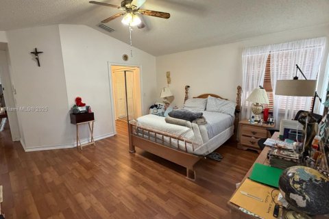 House in Miami, Florida 4 bedrooms, 193.42 sq.m. № 2012276 - photo 16