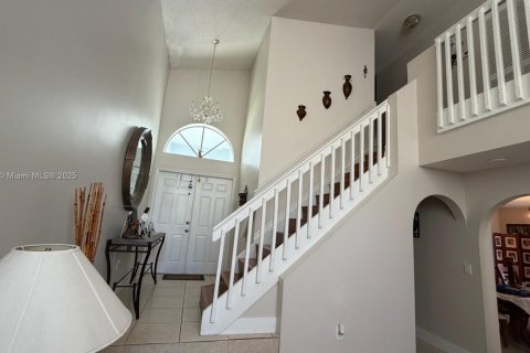 House in Miami, Florida 4 bedrooms, 193.42 sq.m. № 2012276 - photo 10