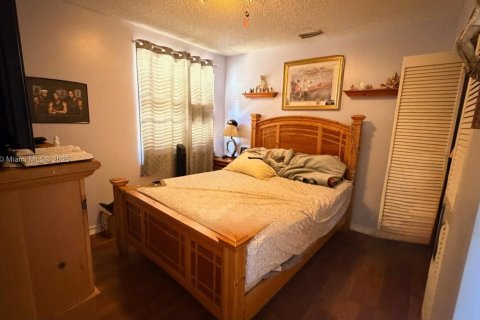 House in Miami, Florida 4 bedrooms, 193.42 sq.m. № 2012276 - photo 13