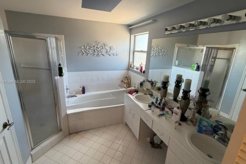 House in Miami, Florida 4 bedrooms, 193.42 sq.m. № 2012276 - photo 17