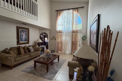 House in Miami, Florida 4 bedrooms, 193.42 sq.m. № 2012276 - photo 2