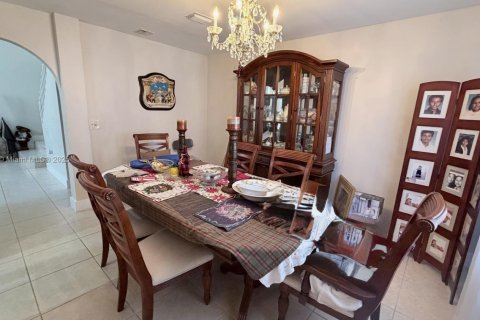 House in Miami, Florida 4 bedrooms, 193.42 sq.m. № 2012276 - photo 4