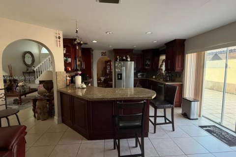 House in Miami, Florida 4 bedrooms, 193.42 sq.m. № 2012276 - photo 6