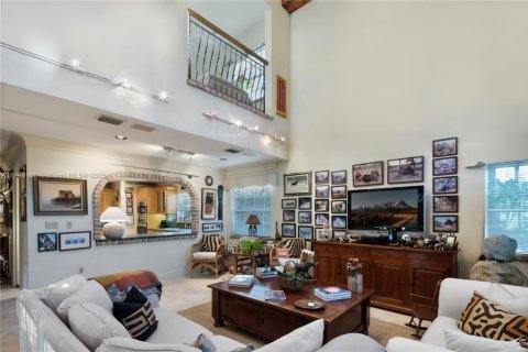 House in Coral Gables, Florida 4 bedrooms, 313.17 sq.m. № 1691296 - photo 13