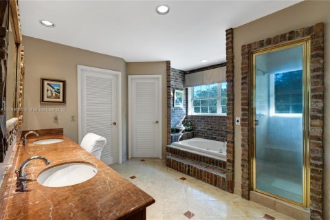 House in Coral Gables, Florida 4 bedrooms, 313.17 sq.m. № 1691296 - photo 20