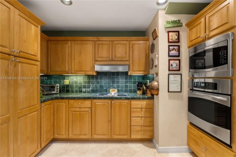 House in Coral Gables, Florida 4 bedrooms, 313.17 sq.m. № 1691296 - photo 11