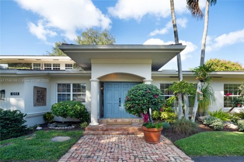 House in Coral Gables, Florida 4 bedrooms, 313.17 sq.m. № 1691296 - photo 3