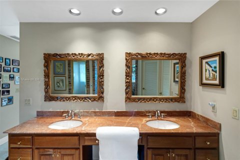 House in Coral Gables, Florida 4 bedrooms, 313.17 sq.m. № 1691296 - photo 21