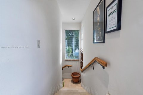 House in Coral Gables, Florida 4 bedrooms, 313.17 sq.m. № 1691296 - photo 24