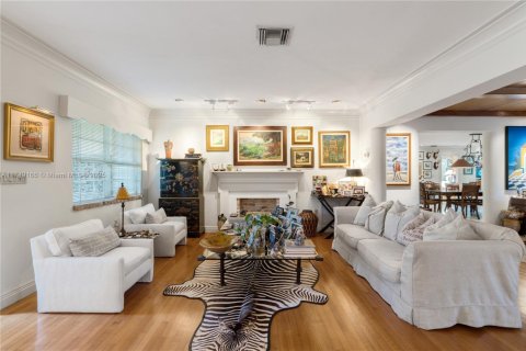 House in Coral Gables, Florida 4 bedrooms, 313.17 sq.m. № 1691296 - photo 7
