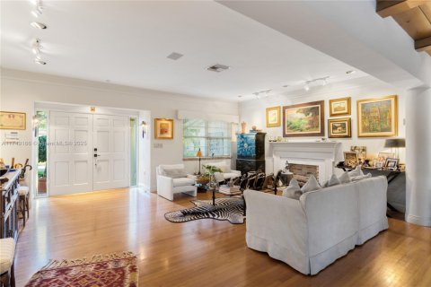 House in Coral Gables, Florida 4 bedrooms, 313.17 sq.m. № 1691296 - photo 4
